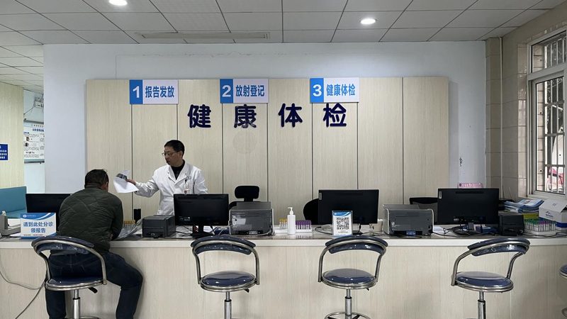 以下是一些在成都地区具有较高知名度和良好口碑的医院，可供家长和学生参考：